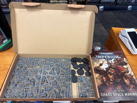 WARHAMMER 40000 CHAOS SPACE MARINES PREMIUM KIT 1 ( USED AND COMPLETE ON SPRUES)